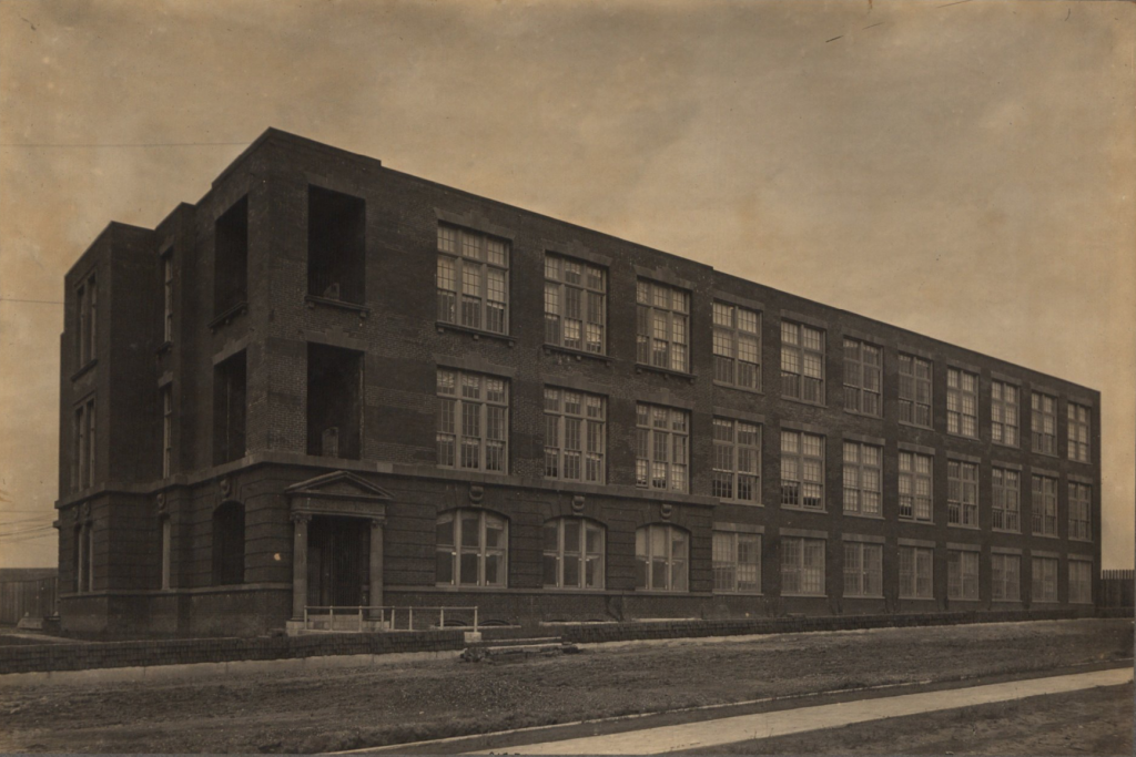 Red Building - Textile Knitting Mill / Vanity Fair Red Building - Textile Knitting Mill / Vanity Fair