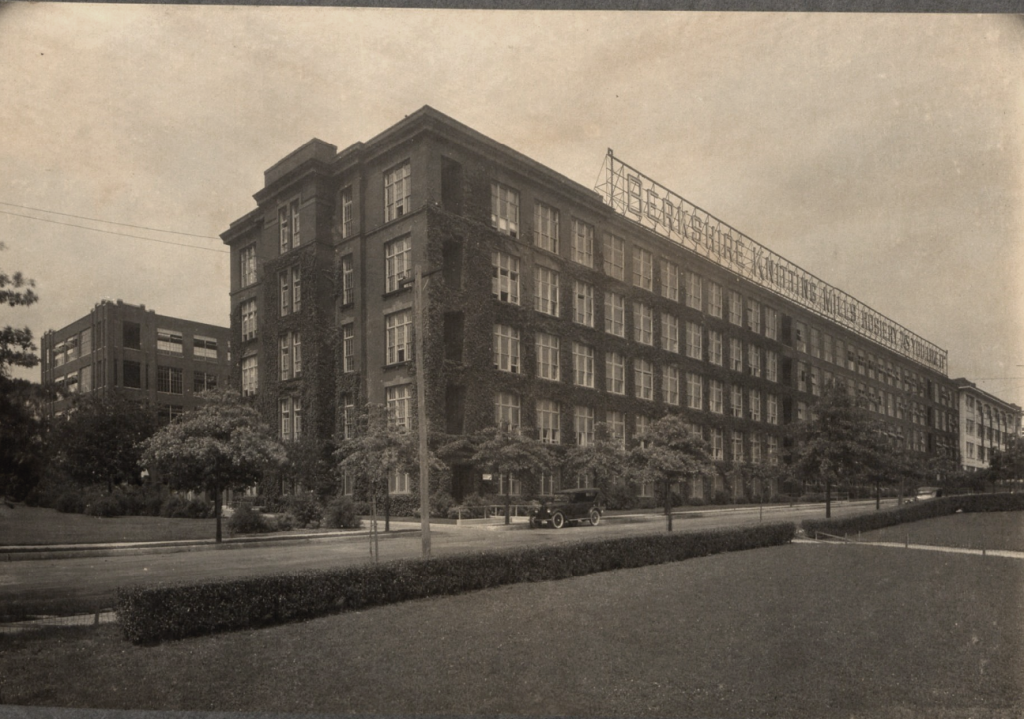 Red Building - Textile Knitting Mill / Vanity Fair Red Building - Textile Knitting Mill / Vanity Fair