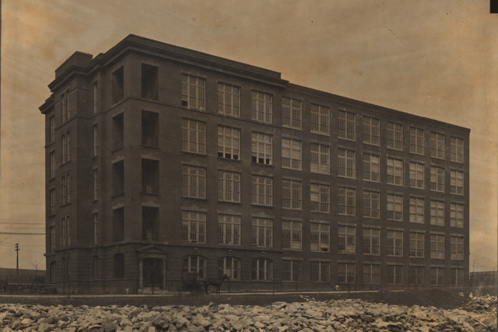 Red Building - Textile Knitting Mill / Vanity Fair Red Building - Textile Knitting Mill / Vanity Fair